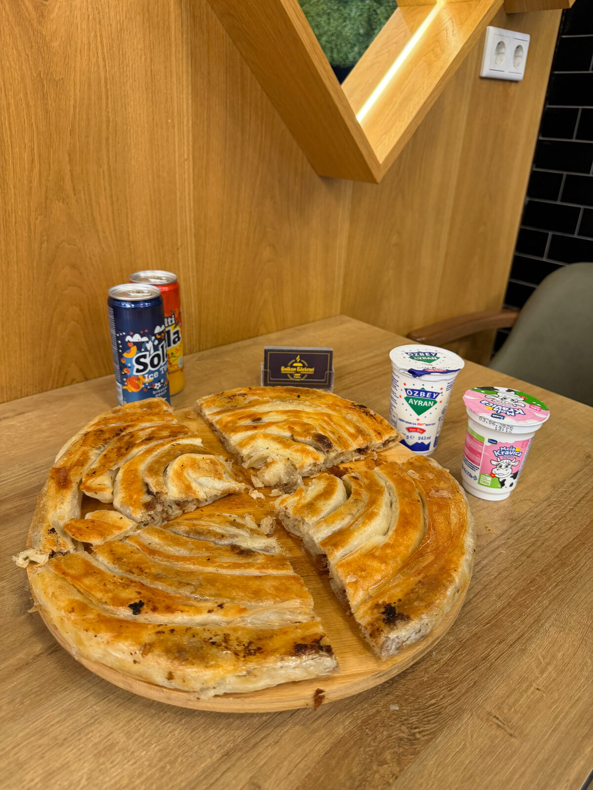 Pita auf Holzbrett