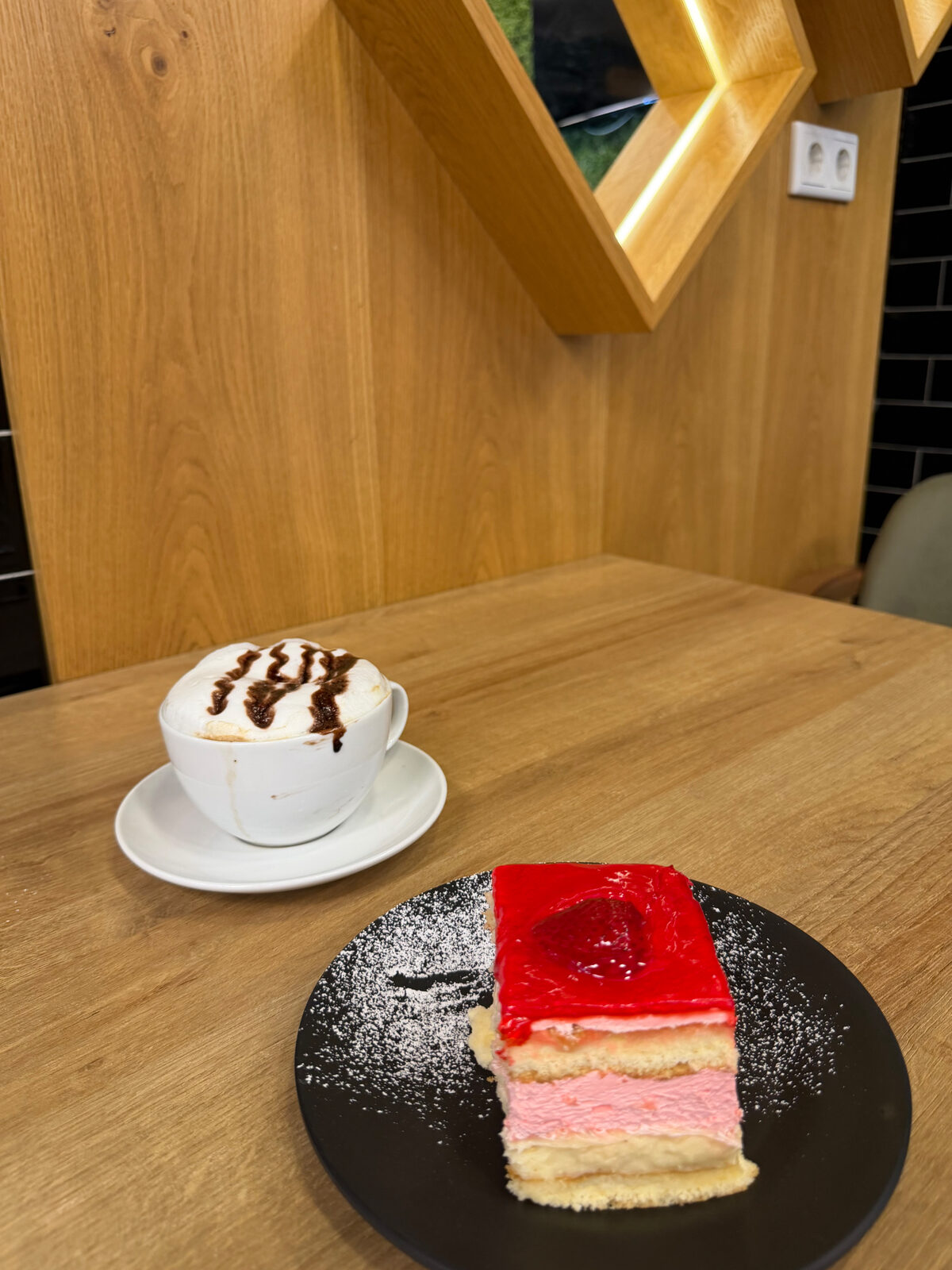 Erdbeer-Kuchen mit Cappuccino