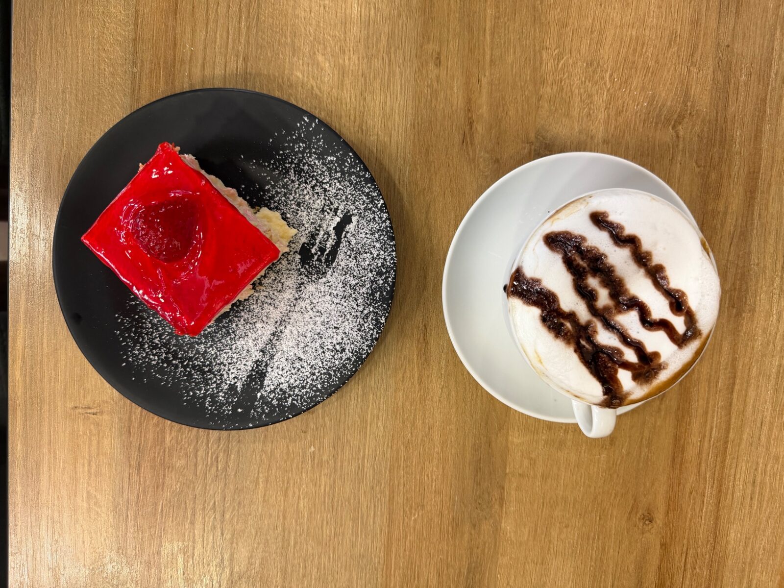 Flatlay von Kuchen und Cappuccino